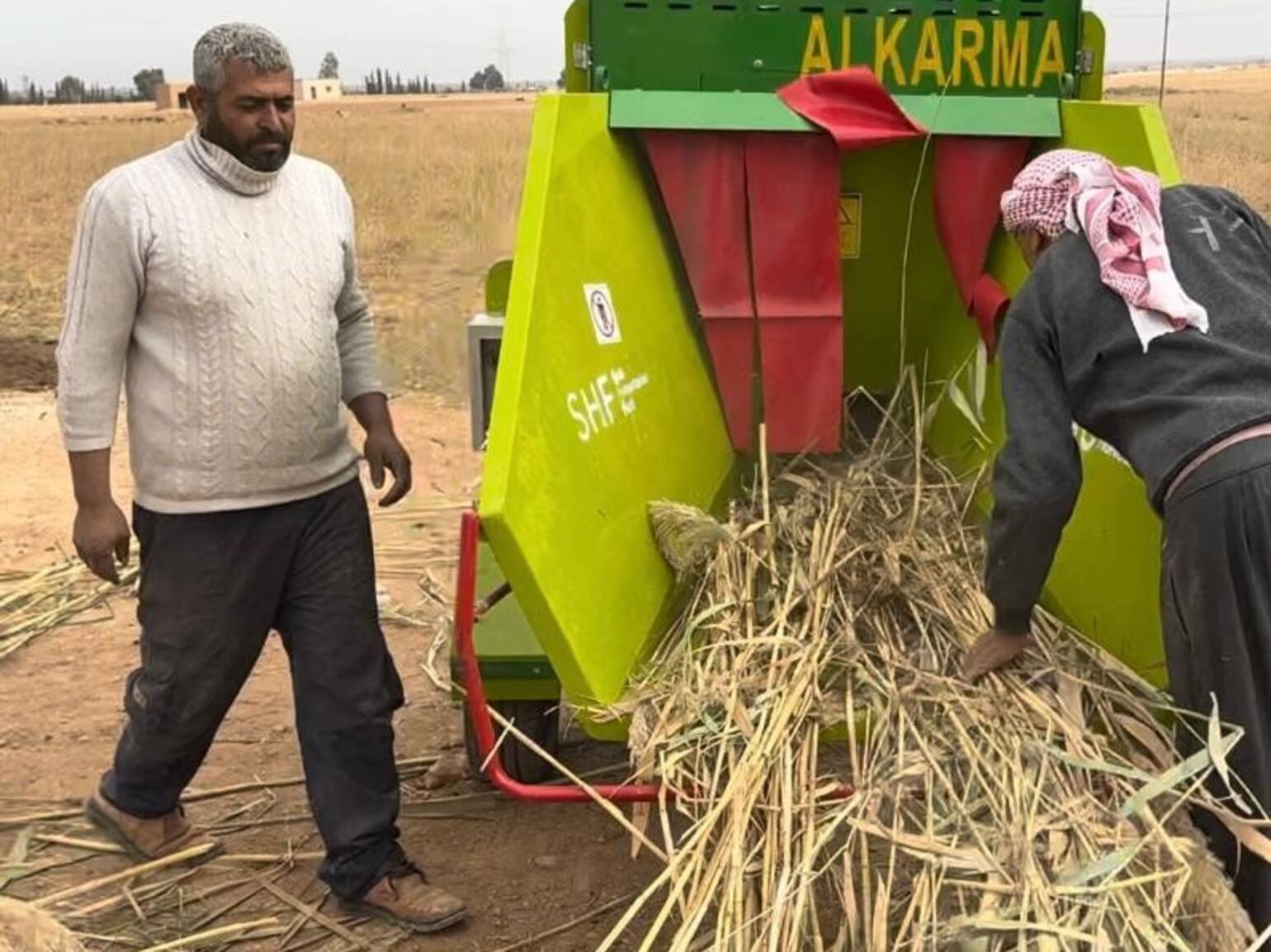 Ibrahim (links) benutzt den von Aktion gegen den Hunger zur Verfügung gestellten Häcksler.