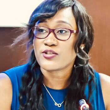 Porträt von Yvonne Takang, Expertin für Ernährung und Agrarökologie 