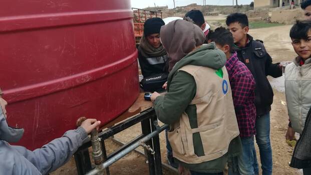 Aktion gegen den Hunger versorgt Menschen in Syrien mit sauberem Wasser aus dem Tank. Aktion gegen den Hunger versorgt Menschen in Syrien mit sauberem Wasser aus dem Tank.