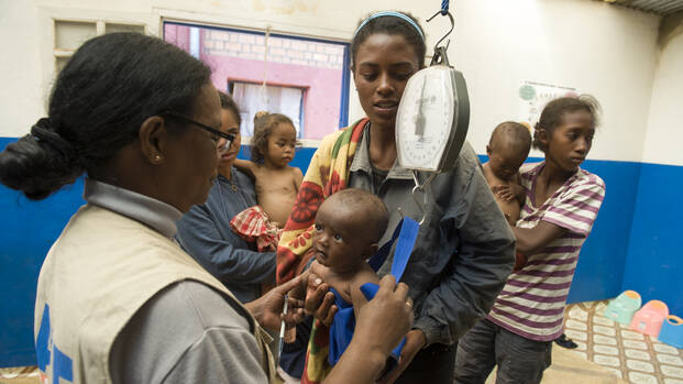 Kind in Madagaskar wird gewogen Kind in Madagaskar wird gewogen