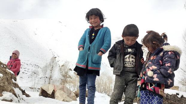 afghanistan_kinder_auf_hügel Kinder stehen auf einem schneebedecktem Hügel