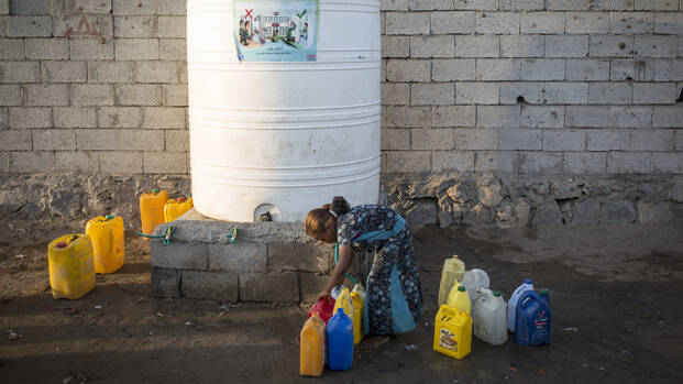 Kind vor Wassertank Kind vor Wassertank
