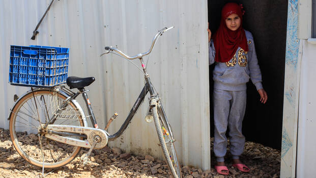 Mädchen im Türrahmen Mädchen im Türrahmen