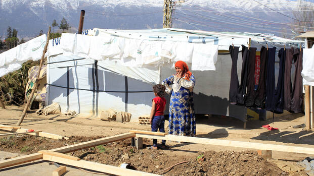 Frau steht zwischen zwei Zelten Frau steht zwischen zwei Zelten