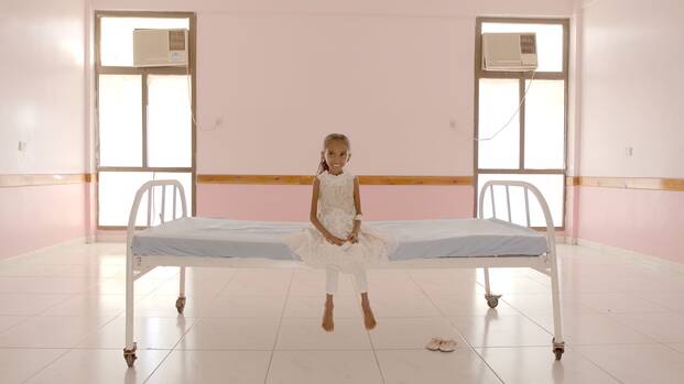 Omeima auf Bett Omeima auf Bett