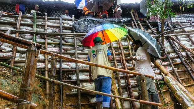 Mitarbeiter von Aktion gegen den Hunger bei Katastrophenvorsorge in Bangladesch