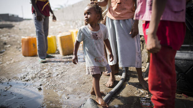 Mädchen unter Menschen im Jemen