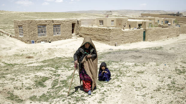 Frau mit Kind steigt auf Berg Frau mit Kind steigt auf Berg