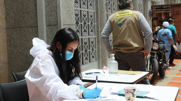 Frau in medizinischer Schutzkleidung Frau in medizinischer Schutzkleidung