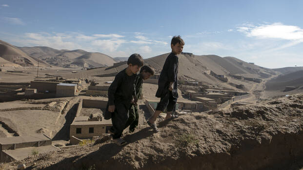 Jungen auf einem Hügel Jungen auf einem Hügel