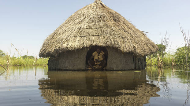 Mann im Südsudan in seinem Haus während einer Überschwemmung Mann im Südsudan in seinem Haus während einer Überschwemmung