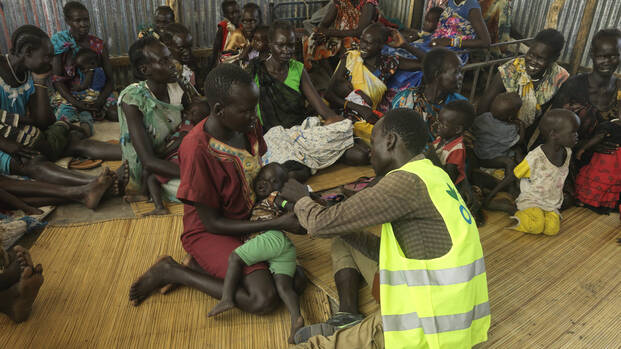 Mitarbeiter von Aktion gegen den Hunger versorgt Frauen und Kinder Mitarbeiter von Aktion gegen den Hunger versorgt Frauen und Kinder
