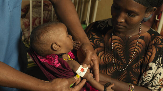 Baby auf dem Arm der Mutter