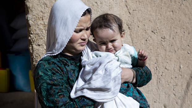 Mutter und Kind aus Afghanistan Mutter aus Afghanistan hält ihr Kind auf dem Arm
