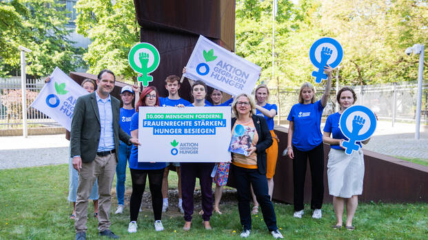Svenja Schulze, Bundesministerin für wirtschaftliche Zusammenarbeit und Entwicklung, mit Aktion gegen den Hunger bei der Übergabe der Petition "Frauenrechte stärken, Hunger besiegen!" Svenja Schulze, Bundesministerin für wirtschaftliche Zusammenarbeit und Entwicklung, mit Aktion gegen den Hunger bei der Übergabe der Petition "Frauenrechte stärken, Hunger besiegen!"
