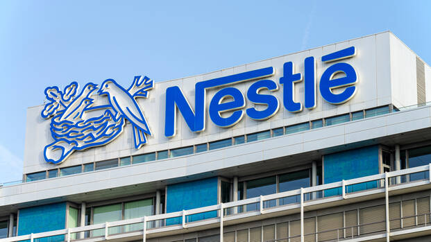 Das Nestlé-Logo auf dem Dach der Zentrale Das Nestlé-Logo auf dem Dach der Zentrale