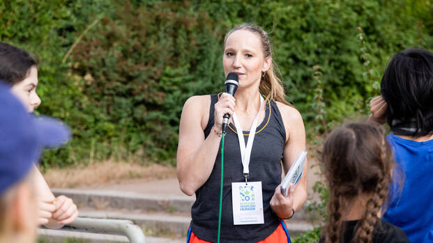 Lehrerin mit Mikrofon