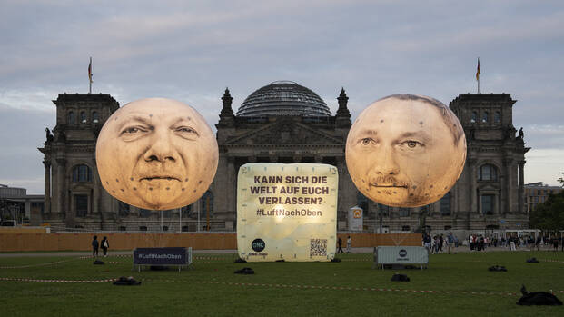 Ballons mit den Gesichtern von Olaf Scholz und Christian Lindner vor dem Reichstagsgebäude in Berlin: Kann sich die Welt auf euch verlassen? #LuftNachOben Ballons mit den Gesichtern von Olaf Scholz und Christian Lindner vor dem Reichstagsgebäude in Berlin: Kann sich die Welt auf euch verlassen? #LuftNachOben