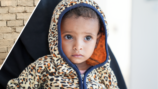 Ramiz in den Armen seiner Mutter, die den Blick abwendet, daneben Zakia in den Armen ihrer Mutter.