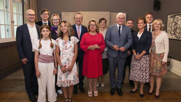 Hintere Reihe, v.l.n.r. Marek Wallenfels, Director Bildung und Next Generation, Bertelsmann Stiftung Ralph Caspers, Moderator Katrin Weidemann, Vorstandsvorsitzende Kindernothilfe e.V. Dr. Jens Kreuter, Geschäftsführer Engagement Global Dr. Helene Mutschler, Geschäftsführerin Aktion gegen den Hunger e.V. Jost Neumann, Director Programmes der Tui Care Foundation Sven Haedecke, Public Affairs Manager Unternehmenskommunikation, Cornelsen Verlag GmbH Vordere Reihe, v.l.n.r.: Shayla Jolie & Filo, Song Contes