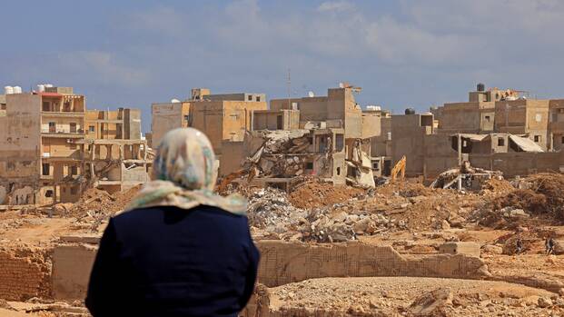 Eine Frau betrachtet die Trümmer zerstörter Gebäude in Libyens östlicher Stadt Derna.