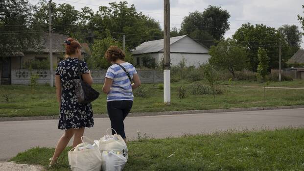 Zwei Frauen aus der Ukraine stehen neben Lebensmittel- und Hygienekits, die sie von Aktion gegen den Hunger und dem lokalen Partner Communitas im Osten Moldawiens erhalten haben.
