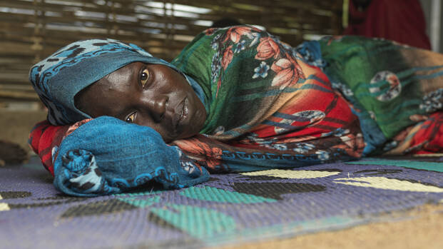 Die 22-jährige Abak Anei Liai liegt in einer Unterkunft in Majok Yinthiou an der sudanesischen Grenze.