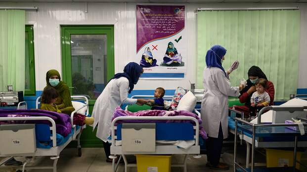 Eine Krankenschwester kümmert sich um ein akut unterernährtes Kind, das an einer Lungenentzündung leidet und mit seiner Mutter in einer stationären Abteilung der therapeutischen Ernährungseinheit von Aktion gegen den Hunger in Kabul sitzt. 