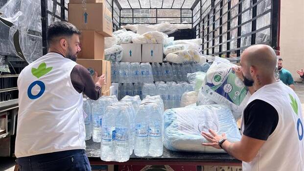 Zwei Mitarbeiter von Aktion gegen den Hunger beim Abladen von Hilfspaketen im Libanon.