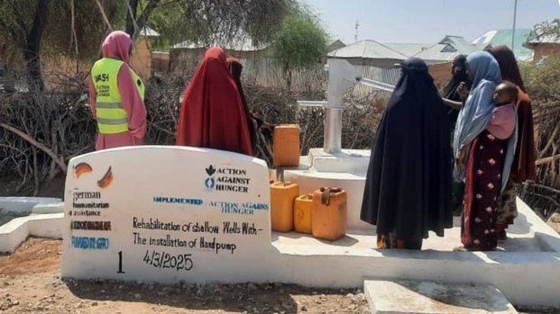 Der neue Brunnen im Geflüchtetenlager Tawakal in Wajid, Somalia, bringt die Frauen enger zusammen und lässt Träume wachsen.