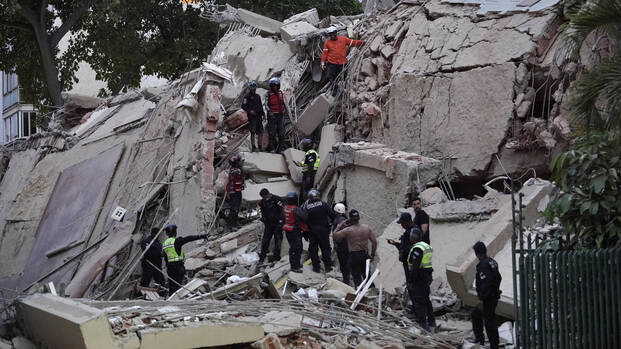 Rettungskräfte bei Nothilfe nach Erdbeben in Caracas, Venezuela