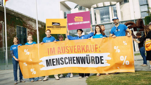 Gemeinsam mit rund 20 Organisationen protestieren wir vor dem Kanzleramt gegen die Kürzungen