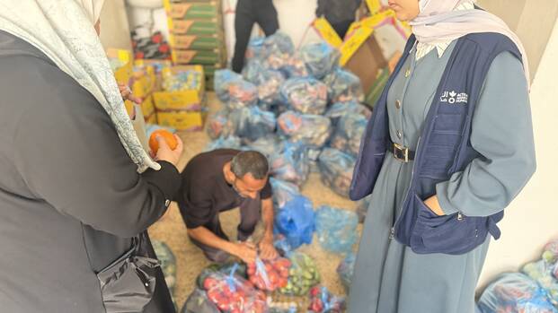 Teams von Aktion gegen den Hunger organisieren die Ausgabe von frischem Obst und Gemüse an Familien in Khan Younis, Gaza.