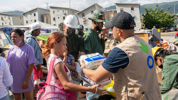 Verteilung von Hygieneartikeln an vom Erdbeben betroffene Familien im Sektor Playa Grande der Comuna Hugo Chávez Frías (Venezuela)
