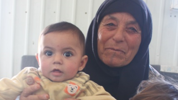 Amina mit Enkelkind Amina mit Enkelkind