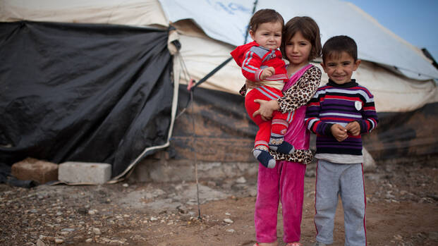 Drei Geschwister in einem Flüchtlingscamp im Irak. Sie sind vor dem Krieg in Syrien geflohen. Drei Geschwister in einem Flüchtlingscamp im Irak. Sie sind vor dem Krieg in Syrien geflohen.